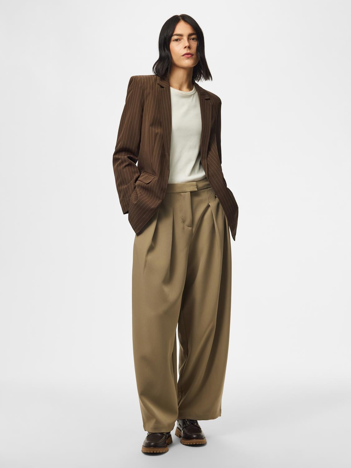 model_shot-front_full