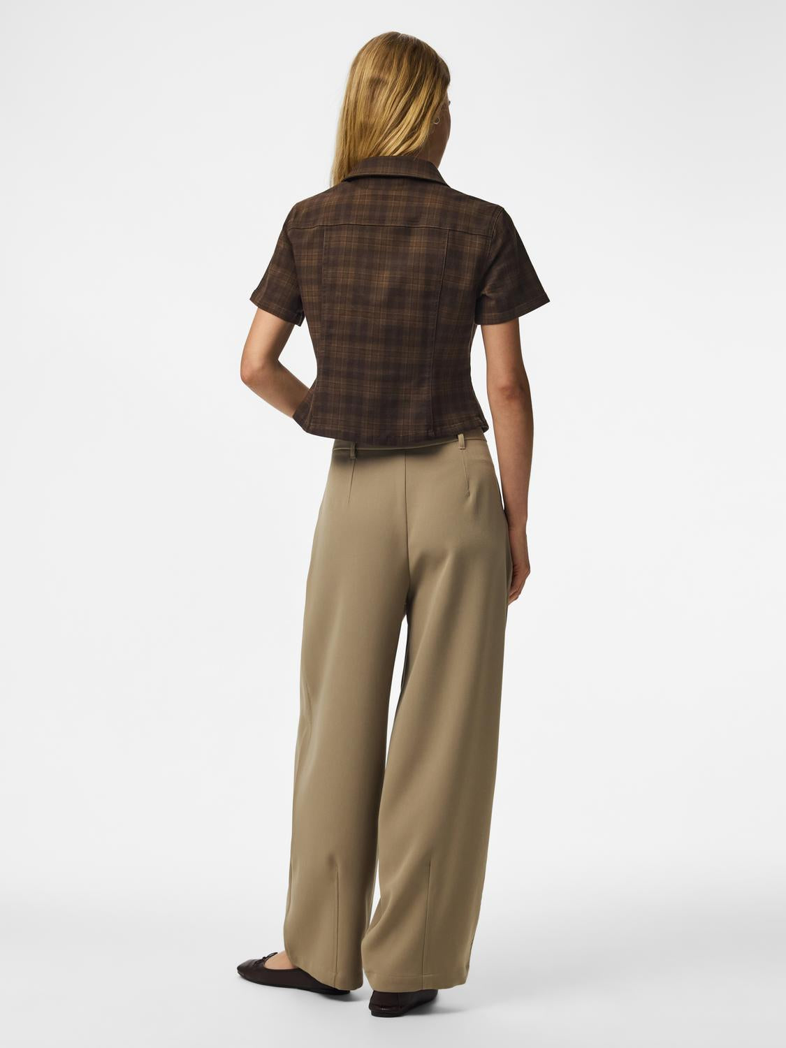 model_shot-back