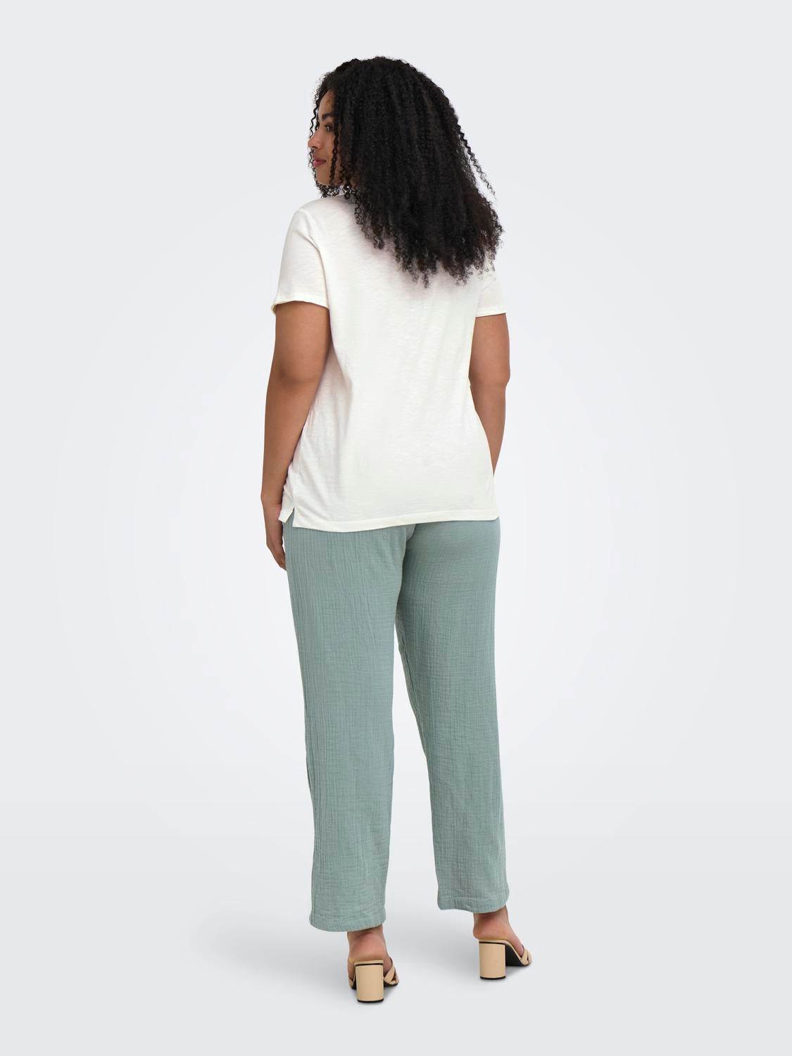 model_shot-back