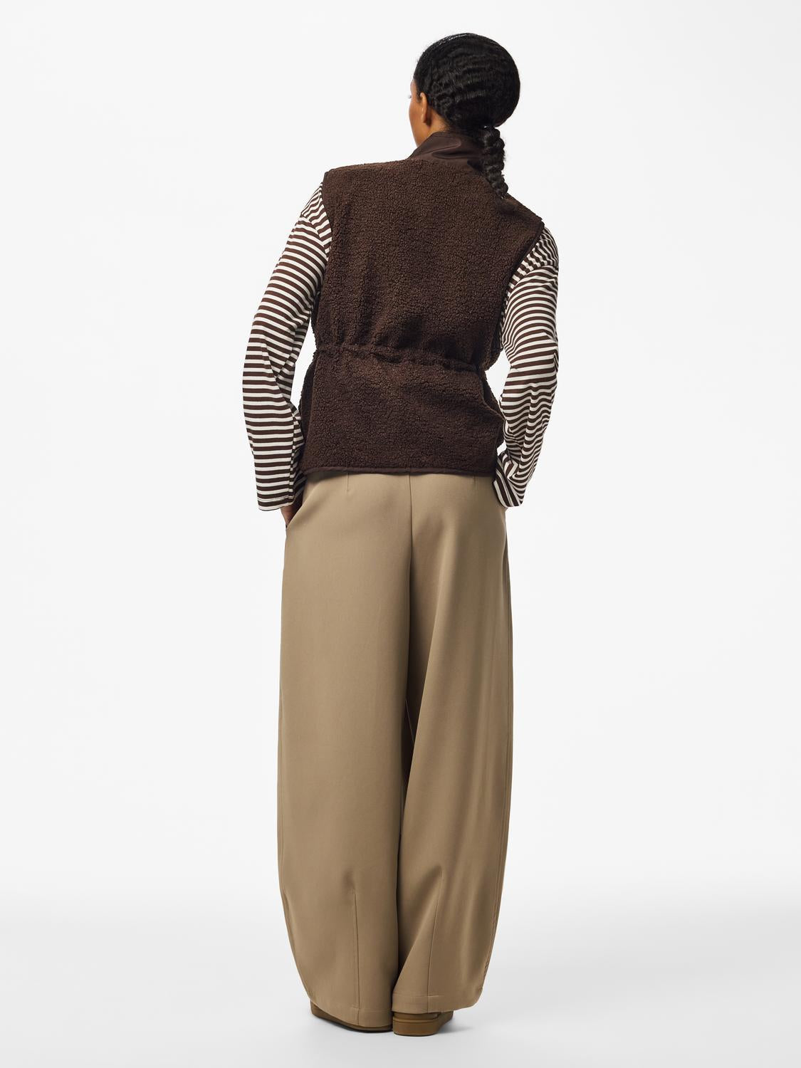 model_shot-back