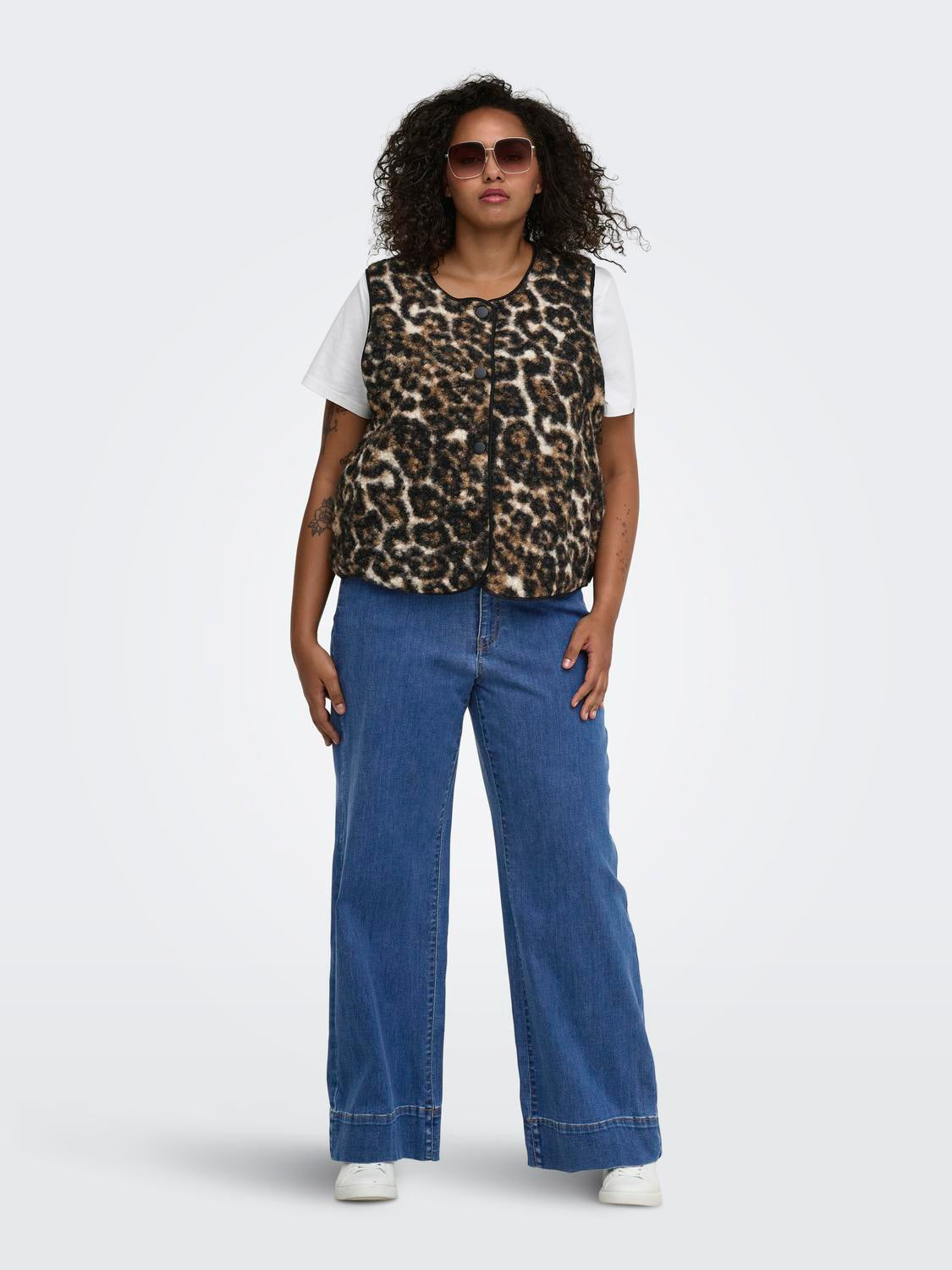 model_shot-front_full