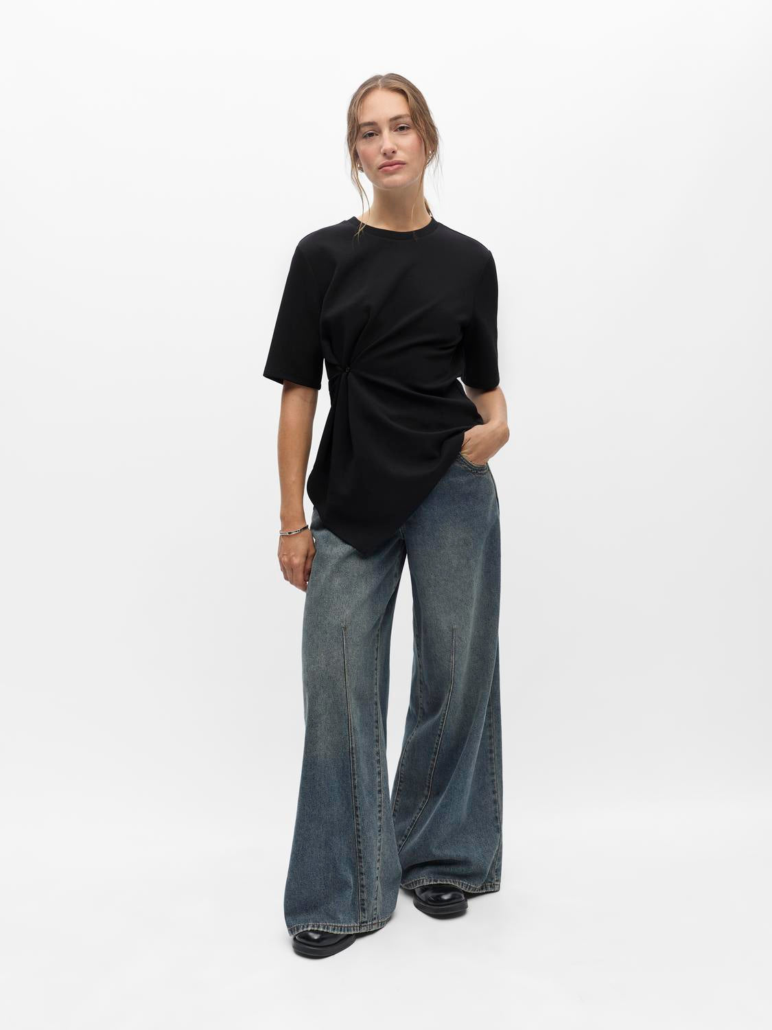 model_shot-front_full