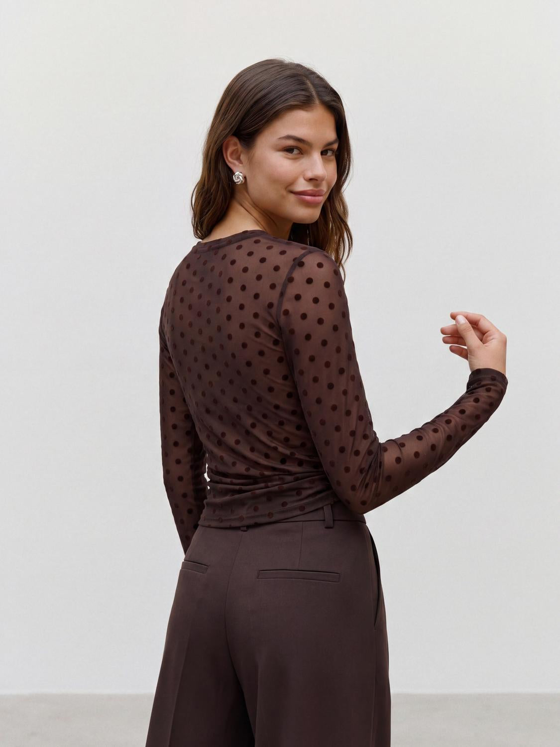model_shot-back
