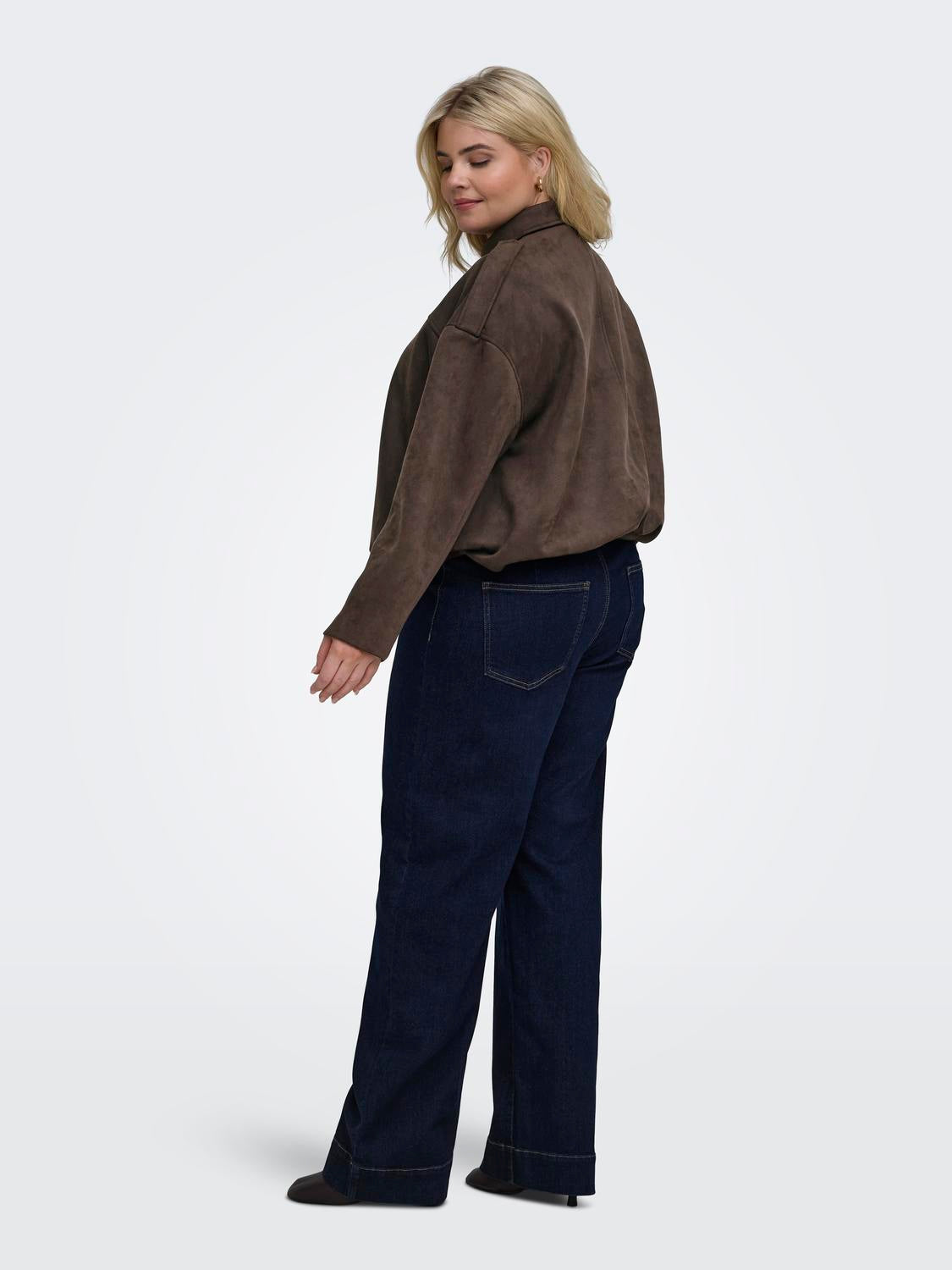 model_shot-back