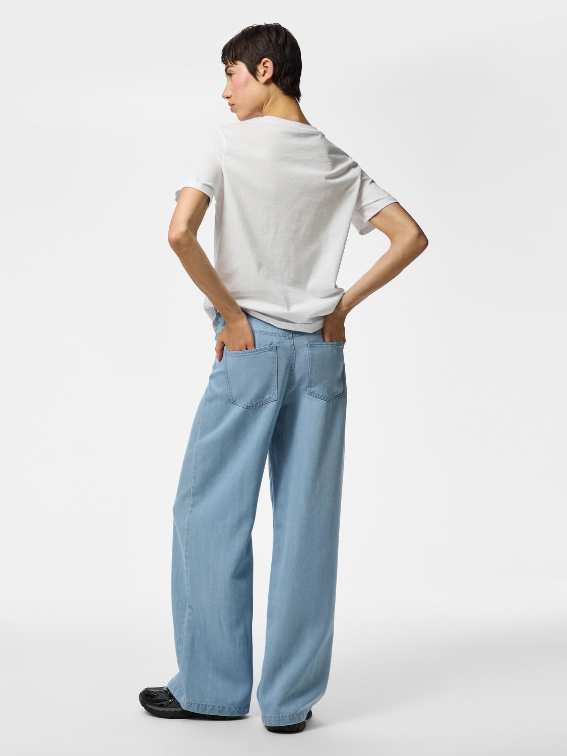model_shot-back