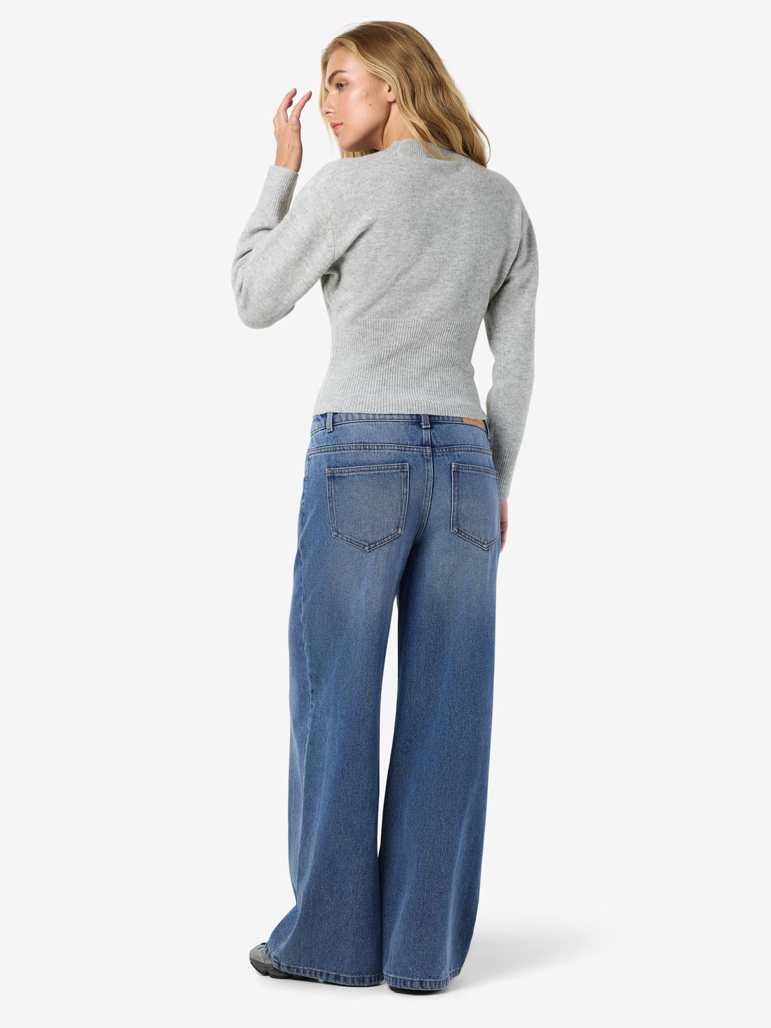 model_shot-front_full