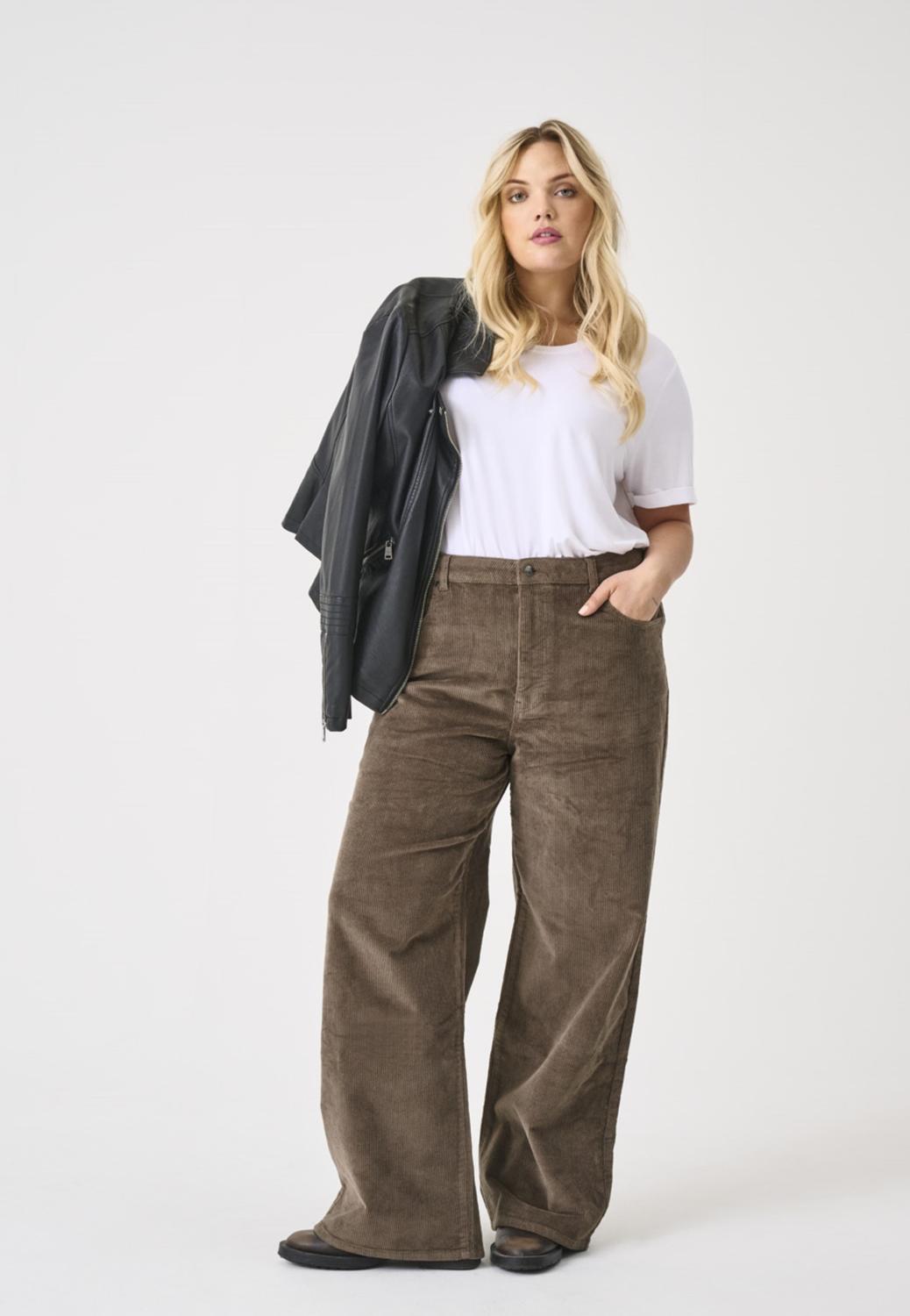 model_shot-front_full