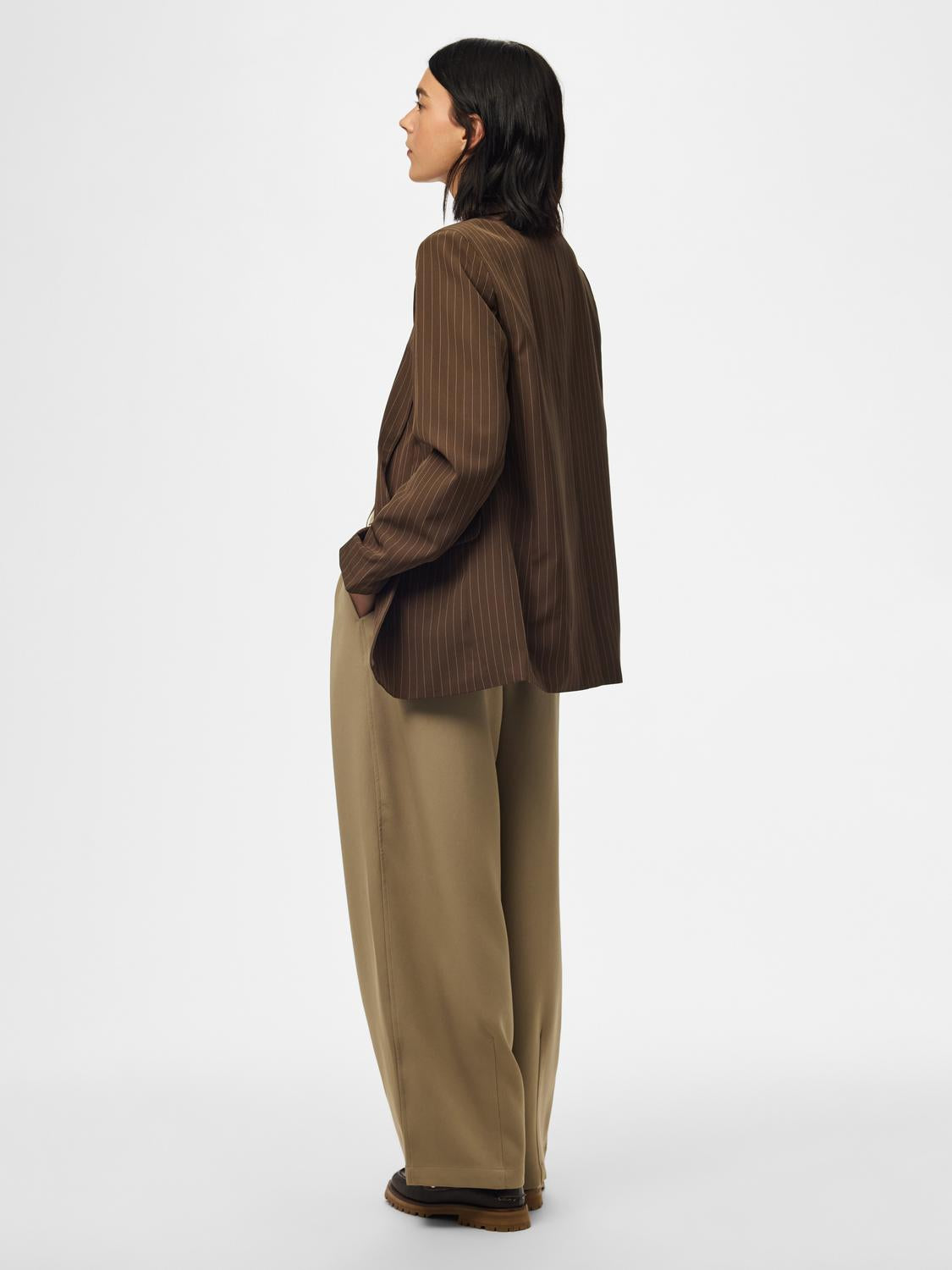 model_shot-back