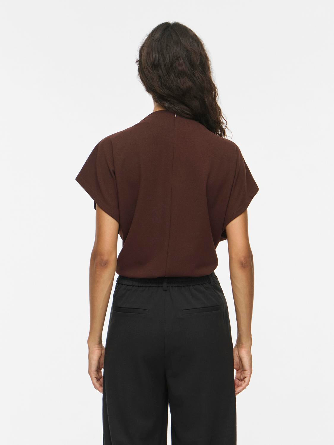 model_shot-back