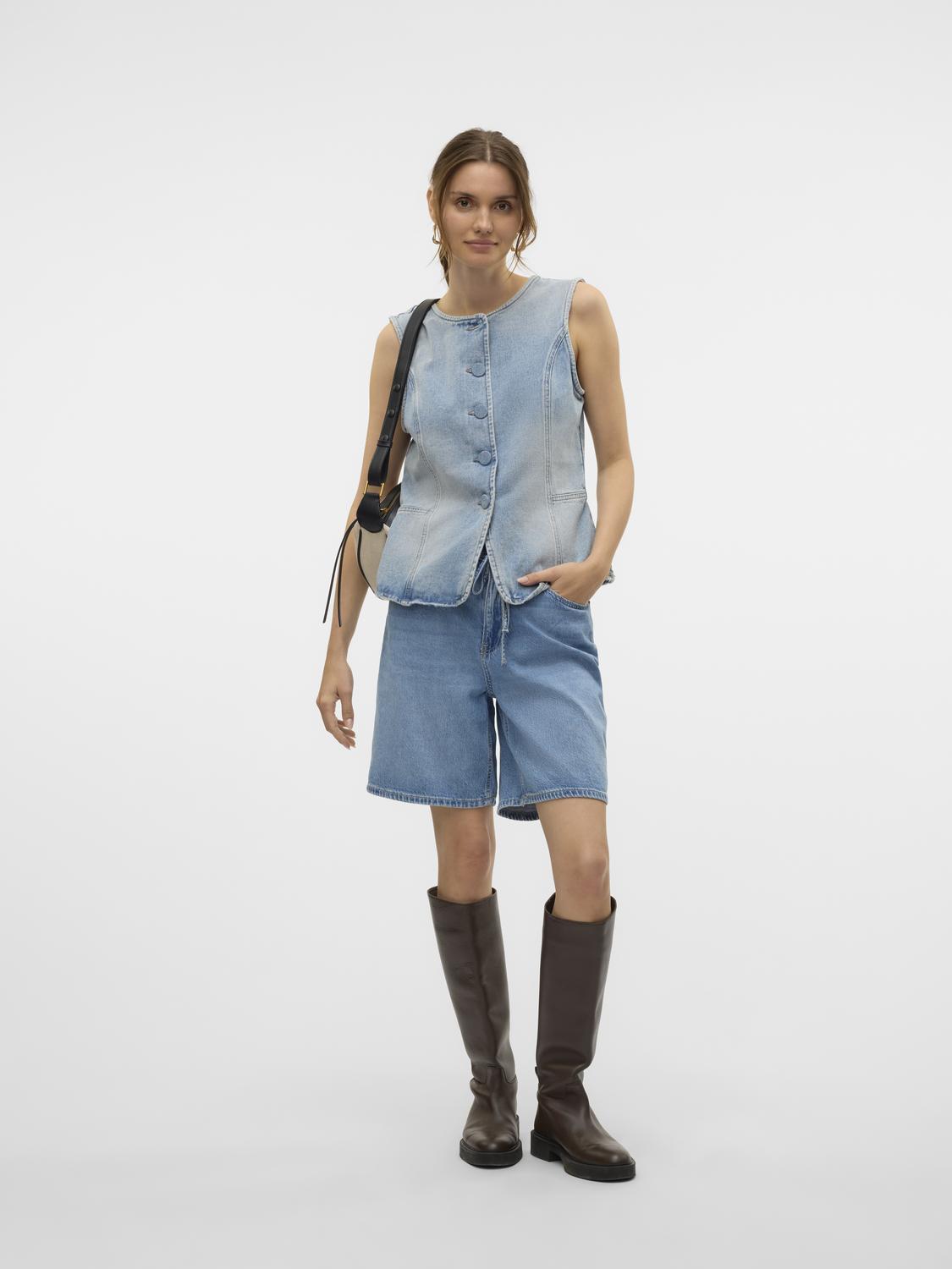 model_shot-front_full