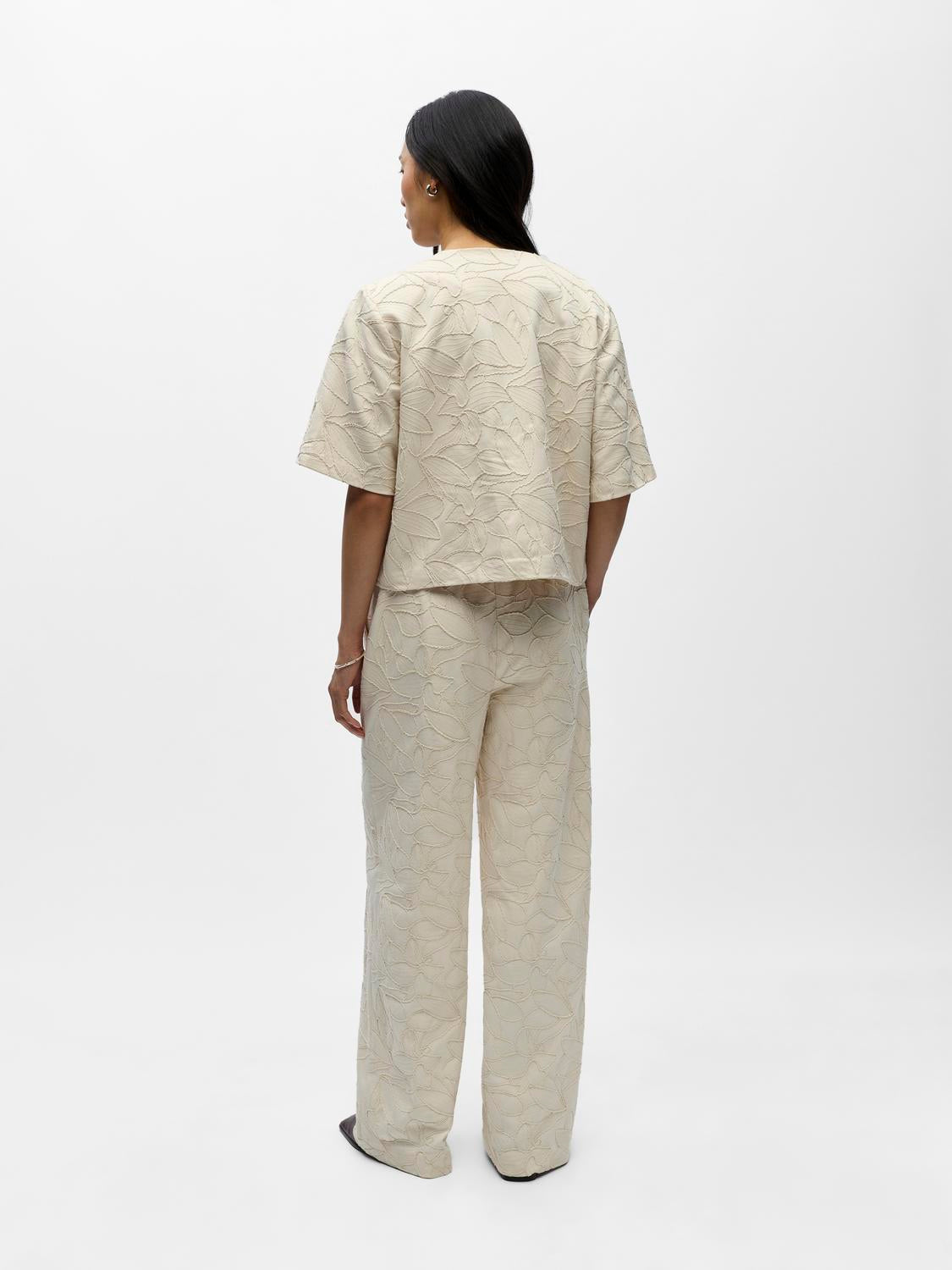 model_shot-back