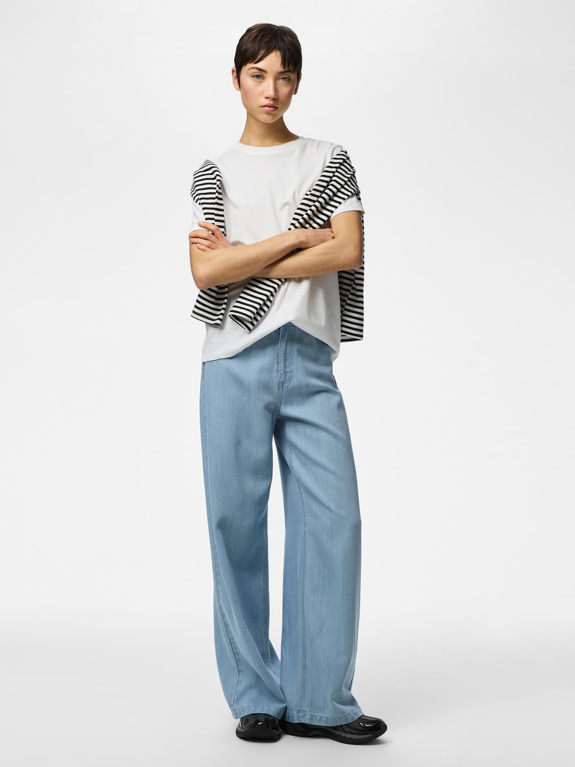 model_shot-front_full