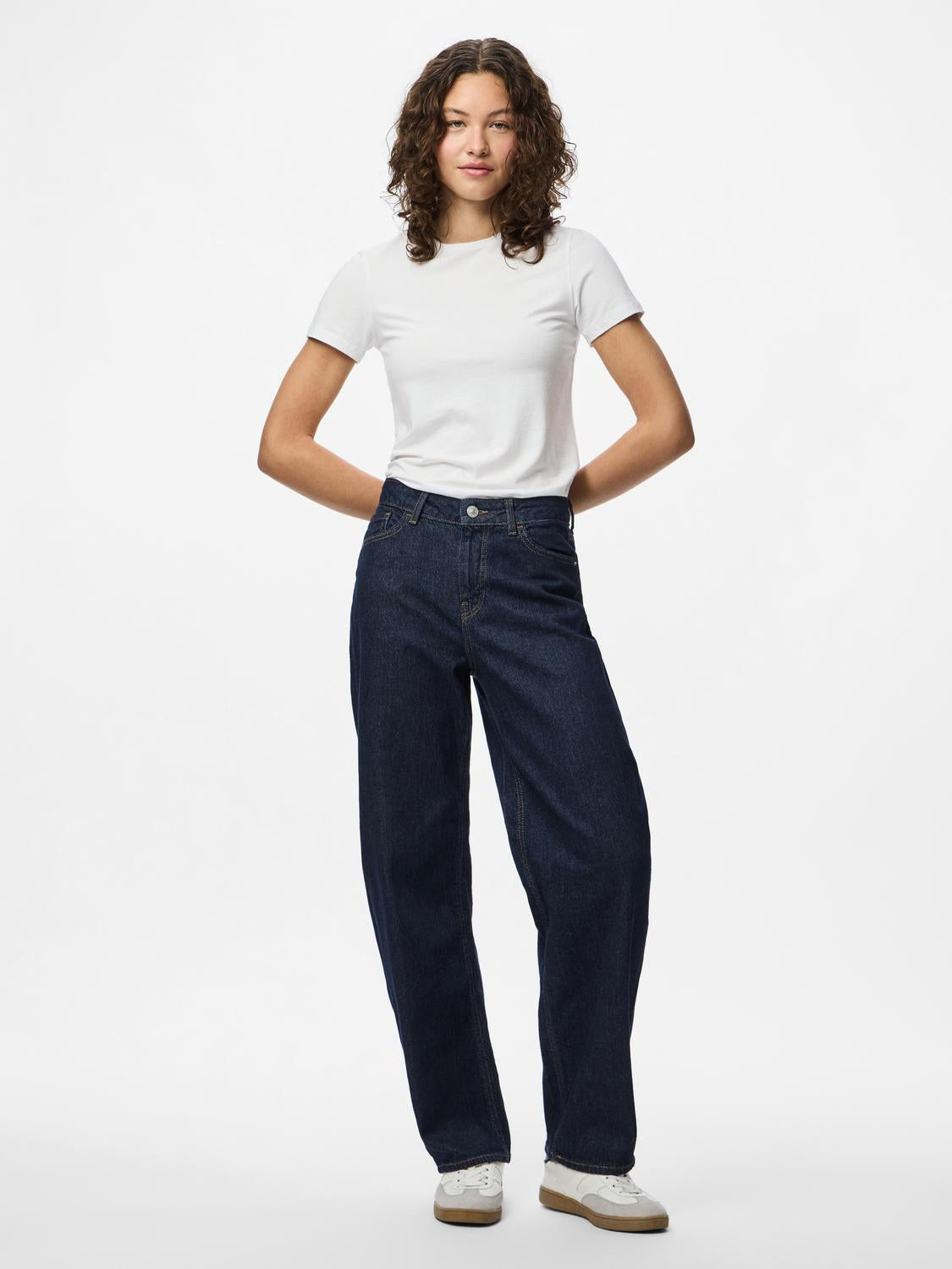 model_shot-front_full