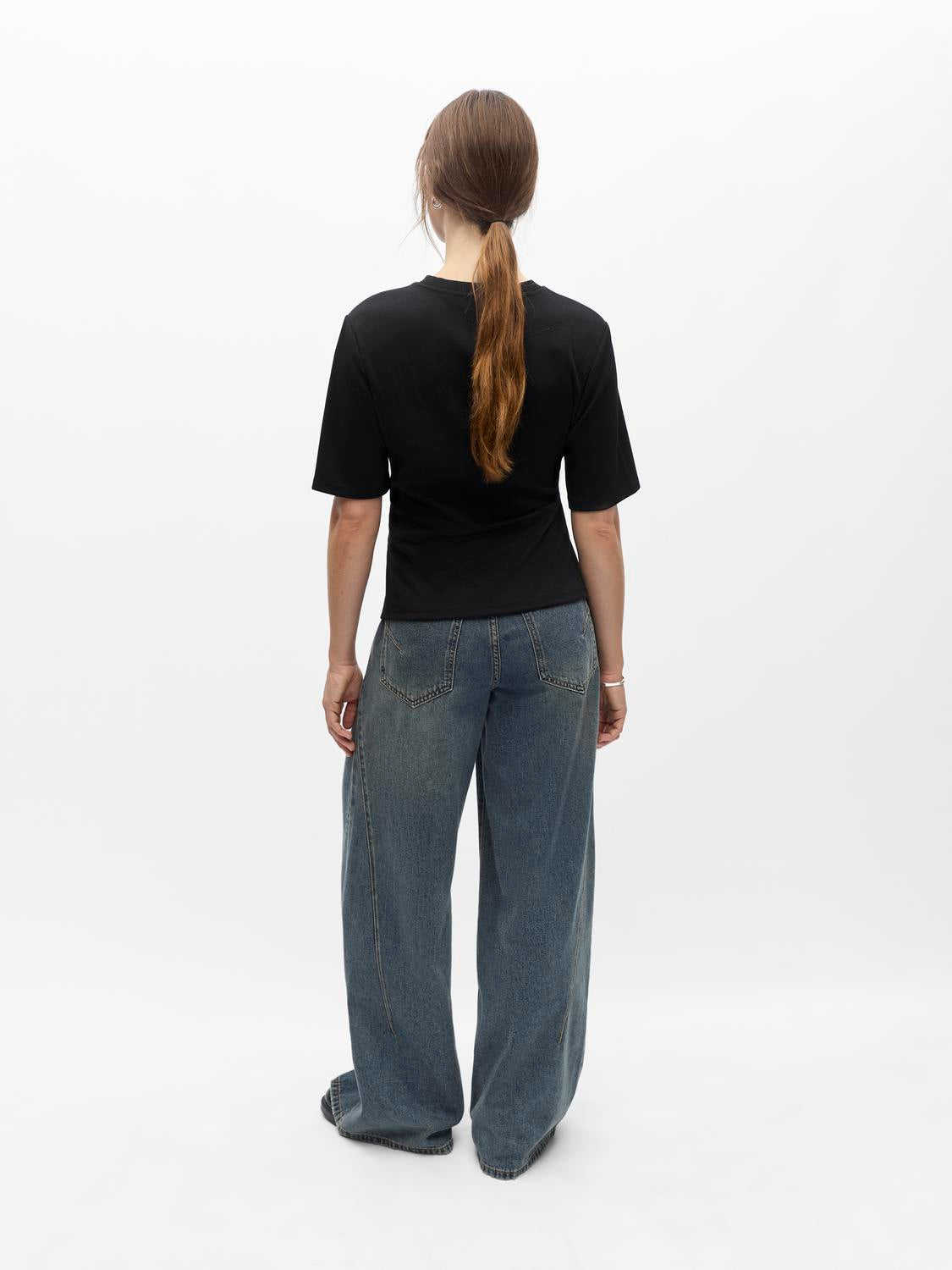 model_shot-back