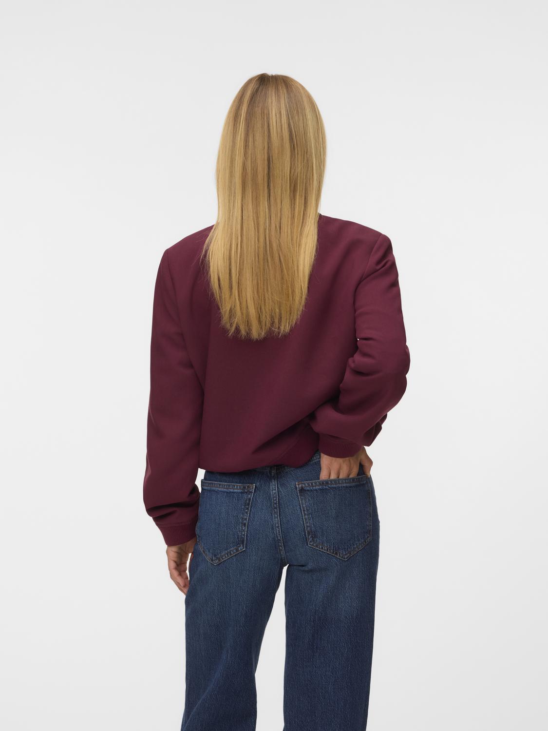 model_shot-back