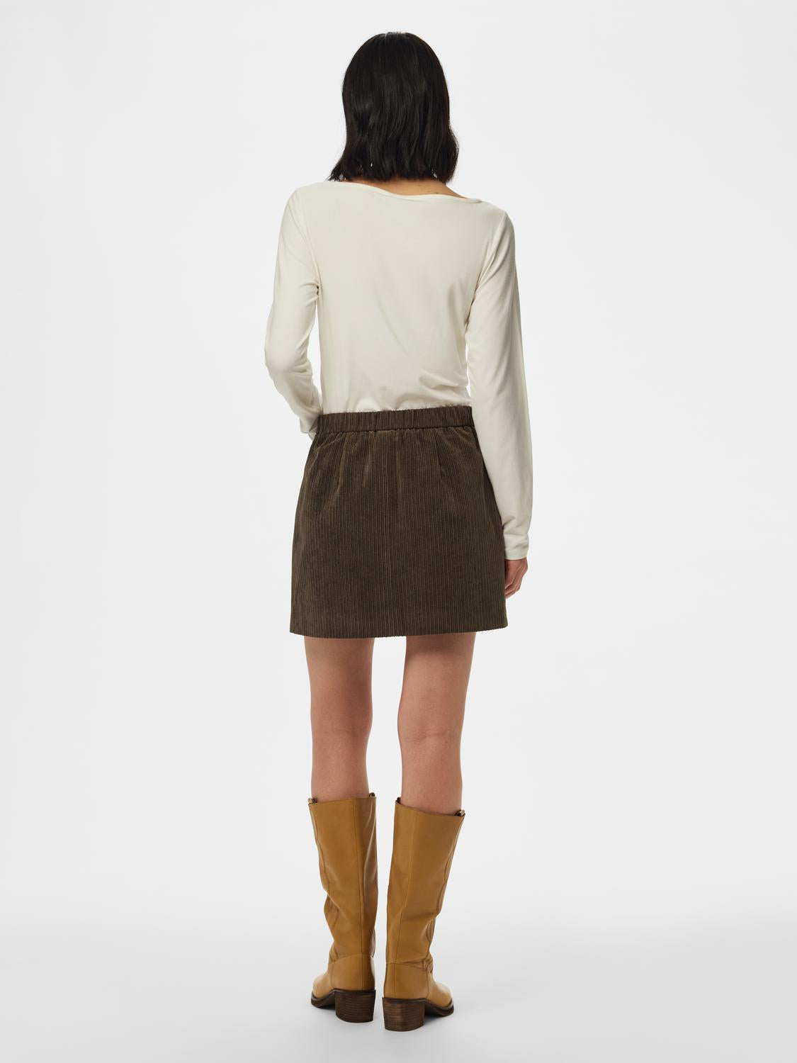 model_shot-back