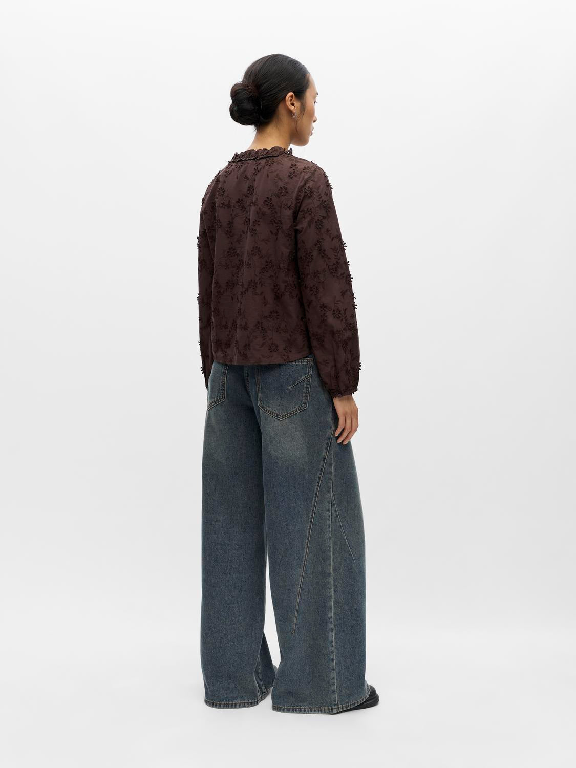 model_shot-back