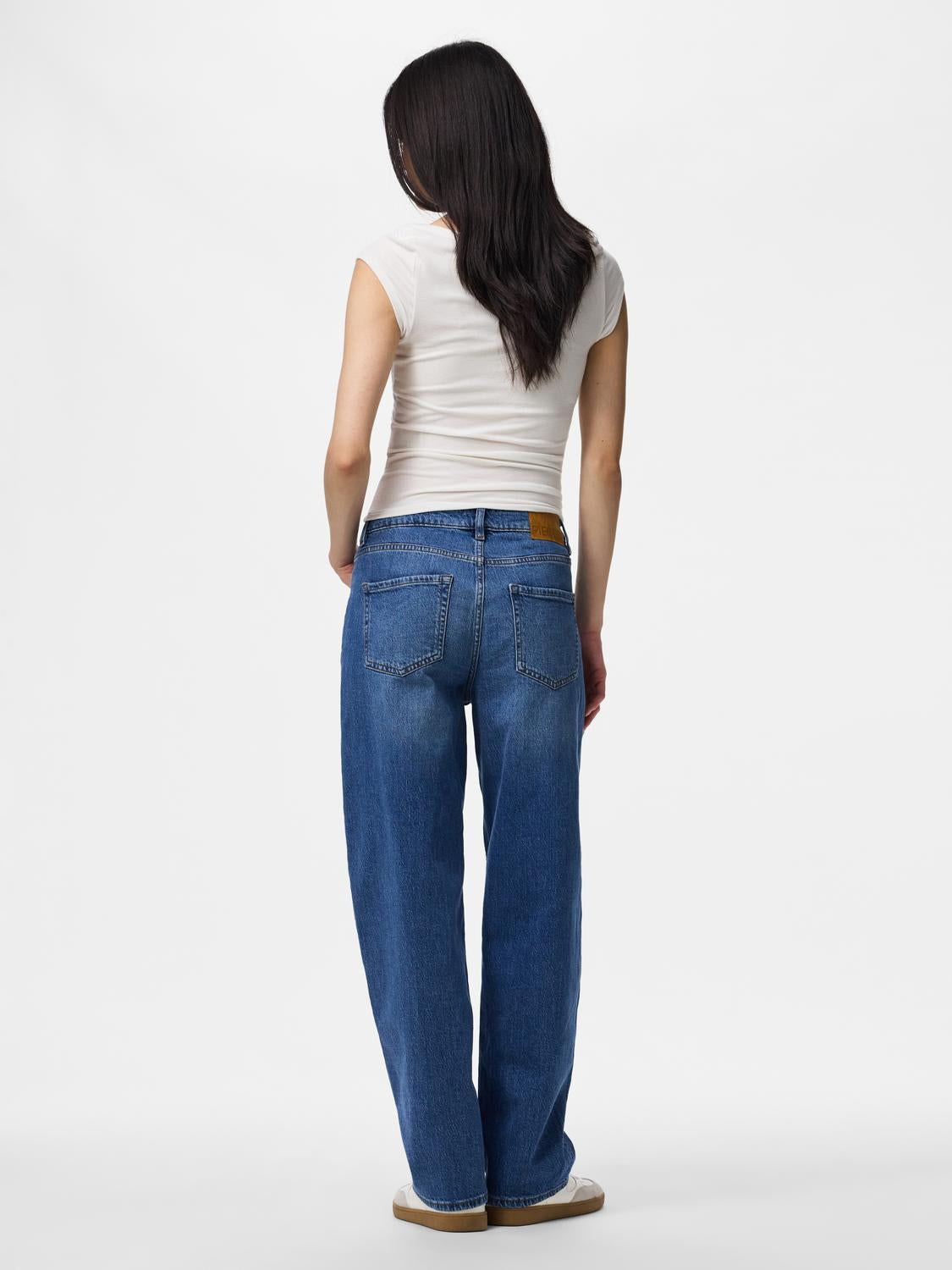 model_shot-back