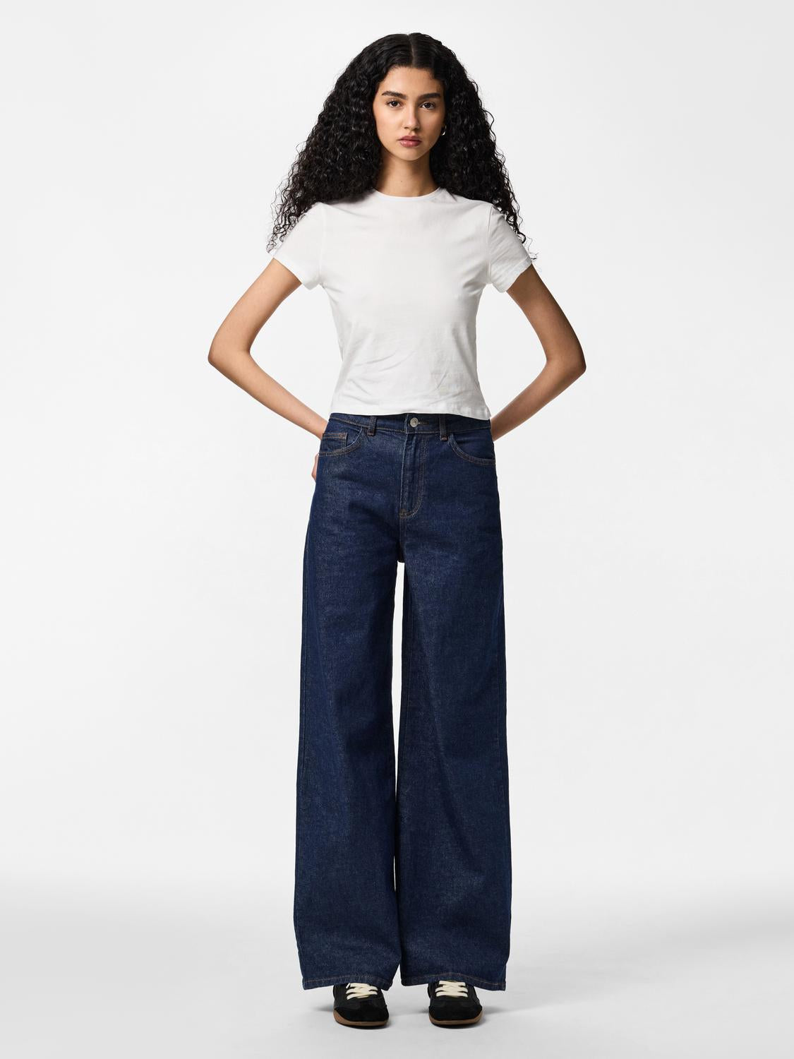 model_shot-front_full