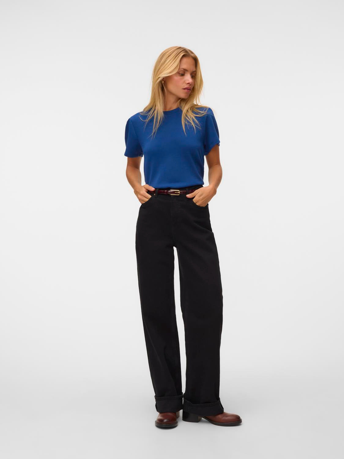 model_shot-front
