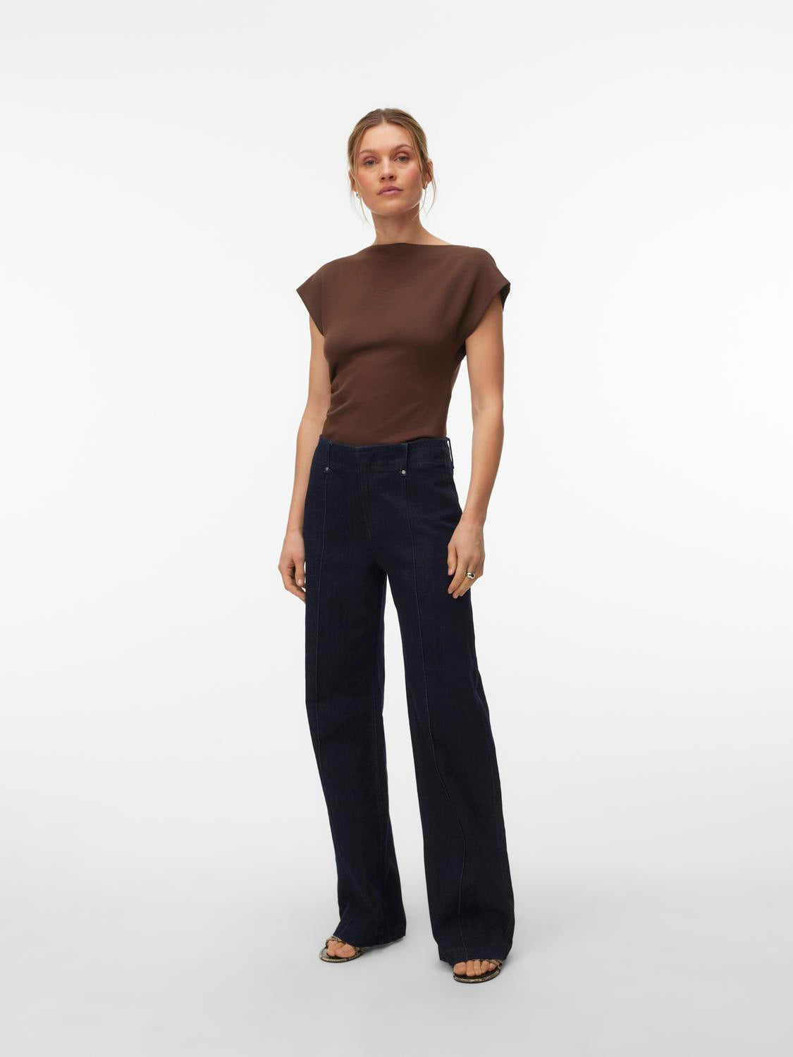 model_shot-front