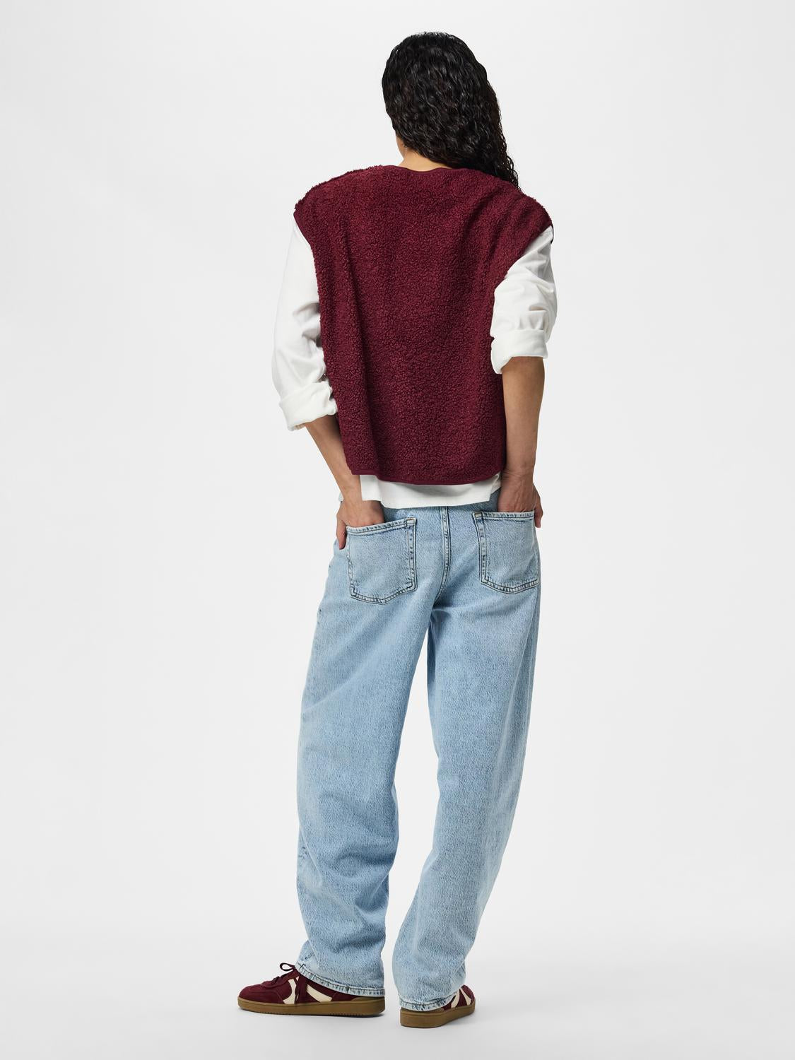model_shot-back