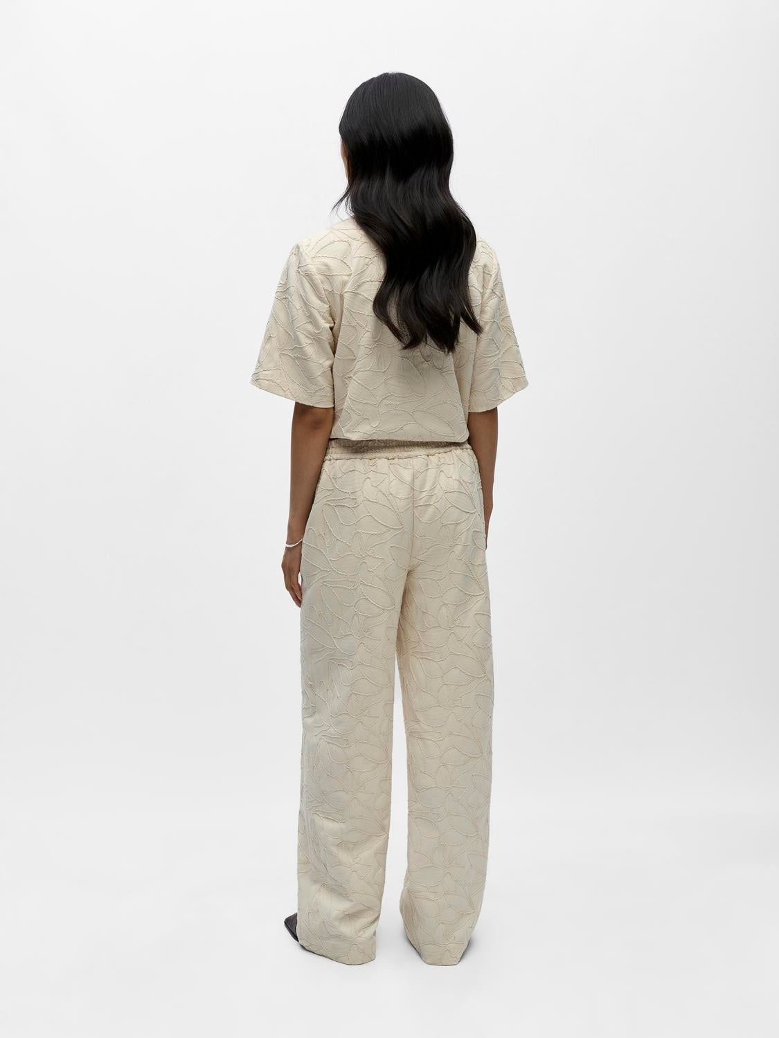 model_shot-back