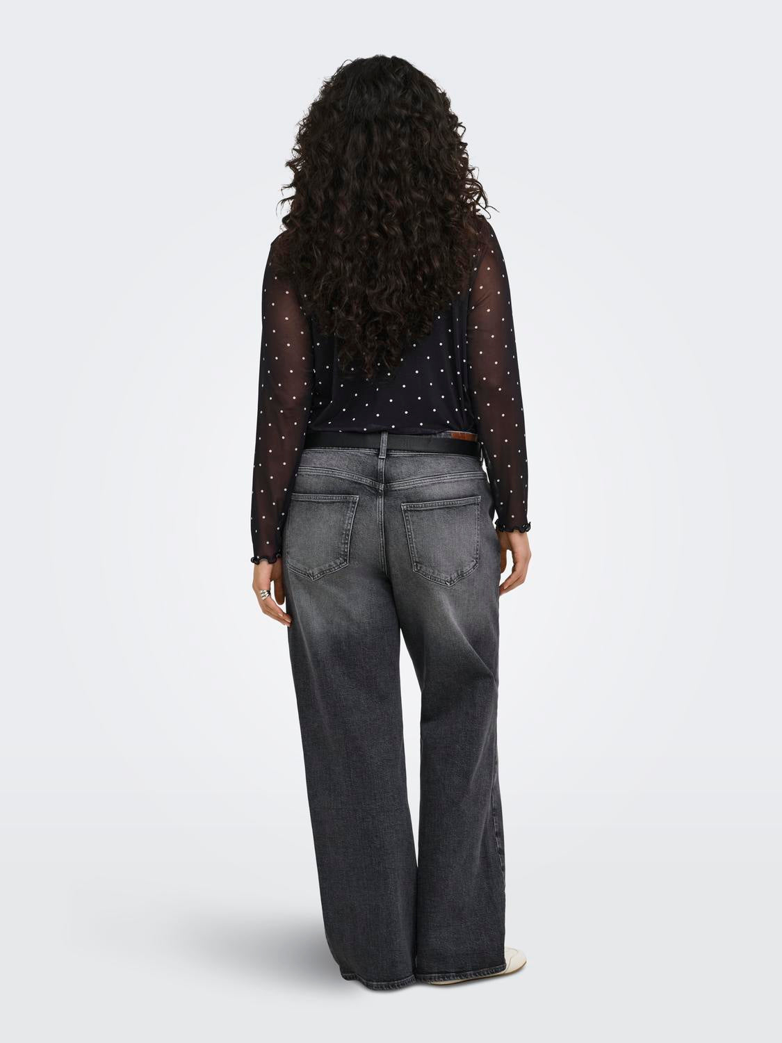 model_shot-back
