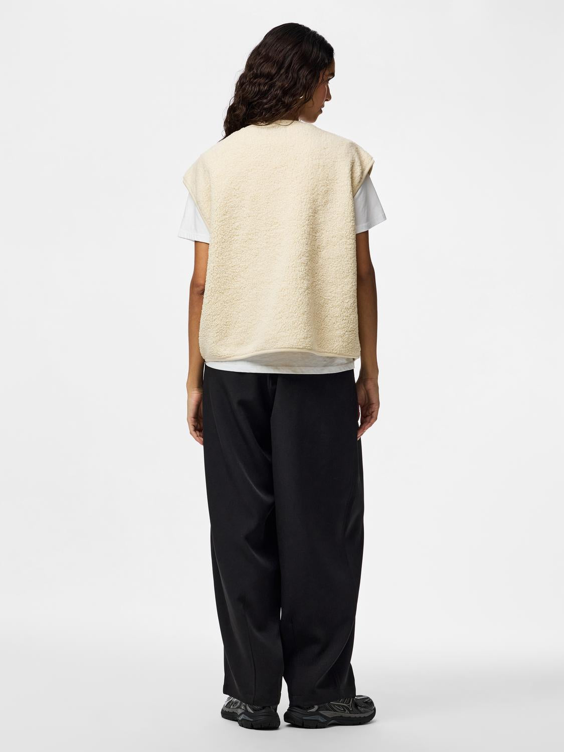 model_shot-back
