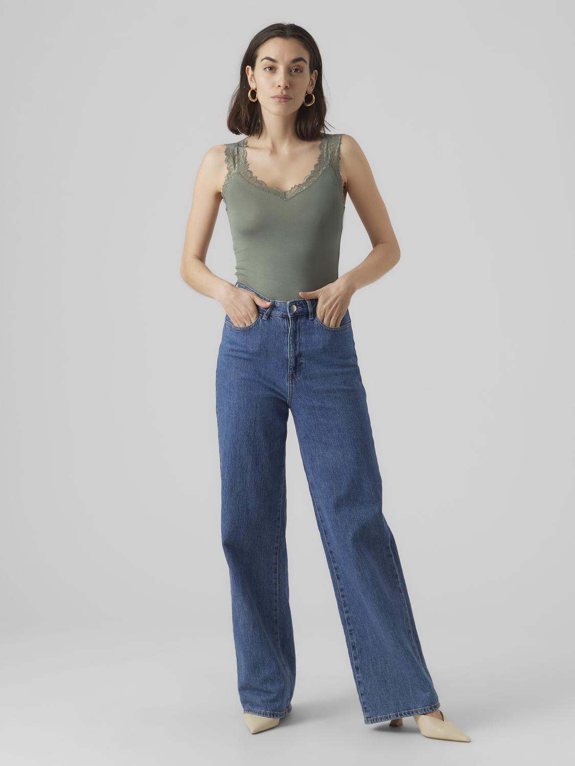 model_shot-front_full