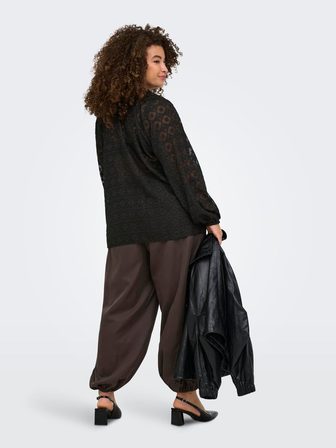 model_shot-back